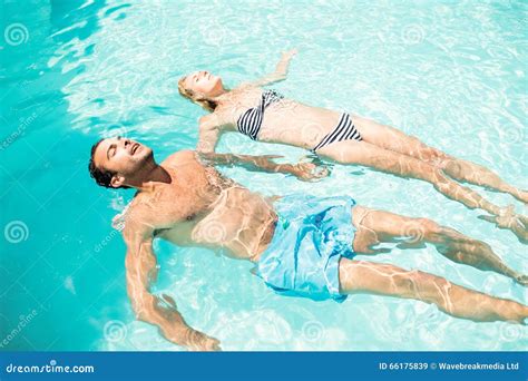 Ruhige Paare Die In Das Pool Schwimmen Stockbild Bild Von Liebe Schön 66175839