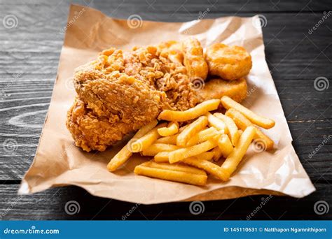 Poulet Frit Avec Les Pommes Frites Et Le Repas De P Pites Image Stock