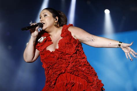 Maria Rita chama atenção no Rock in Rio look vermelho e unha