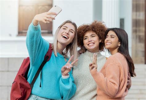 Las Mujeres Agrupan Selfie De Paz Y Los Estudiantes Abrazan En El