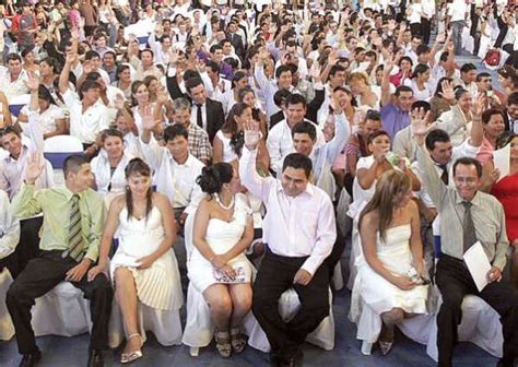 Se Casan En Un Matrimonio Masivo Bodas