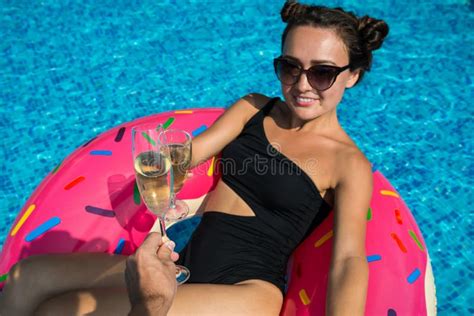 Junge Frau Im Bikini Und In Der Sonnenbrille Liegt Auf Buntem