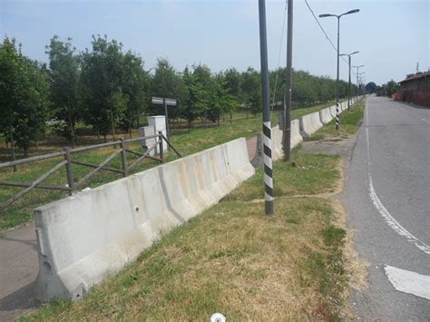 Pista Ciclabile Di Via Cusago Usata Come Accampamento Nomadi Vanno