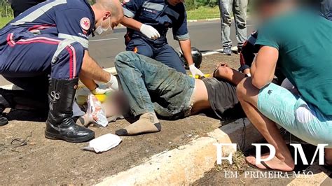 Motociclista sofre ferimento grave após colidir em veículo em avenida