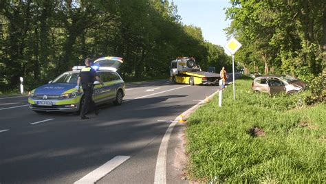 Nonstopnews J Hriger Motorradfahrer Prallte Gegen Mercedes A