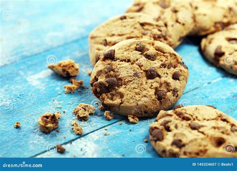 Cookies Do Chocolate Na Tabela De Madeira Chocolate Chip Cookies Imagem