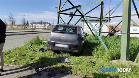 Incidente All Incrocio Tra Via Druento E Corso Scirea A Torino E Via