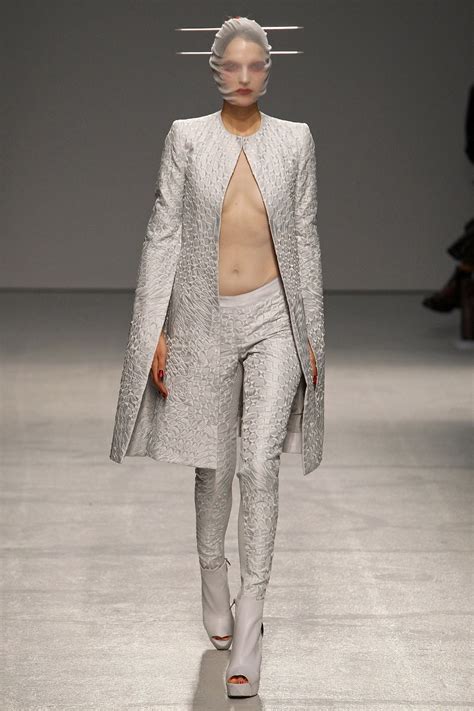 Gareth Pugh Ready To Wear Fashion Show Collection Spring Summer 2013