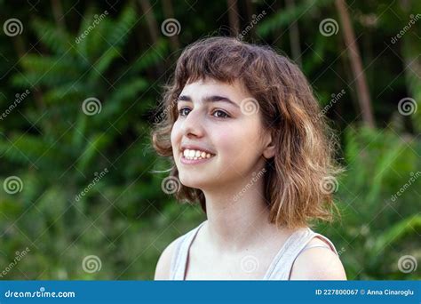 Joven Con El Pelo Corto Sonriendo Con Las Manos Cerca De La Cara Linda Adolescente Afuera