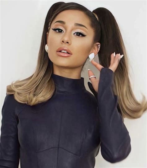 Help Me Worship Ariana Grande Scrolller