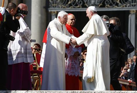 Papa Francesco E Papa Benedetto Xvi Si Abbracciano In Piazza San Pietro