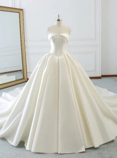 Pretty Ivory White Ball Gown Strapless Satin Wedding Dress With Train