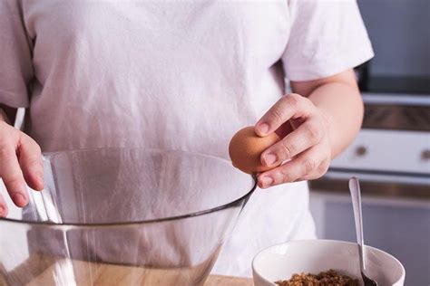 Deshalb Ist Es Wichtig Eier Nicht Mehr Am Pfannenrand Zu Brechen Es