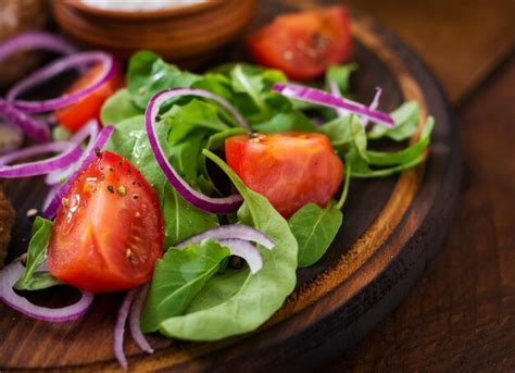 Ensalada con rúcula tomates y cebolla roja Foto Premium