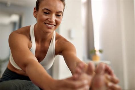 Jeune Athlète Féminine Heureuse Qui S étire Tout En Faisant De L