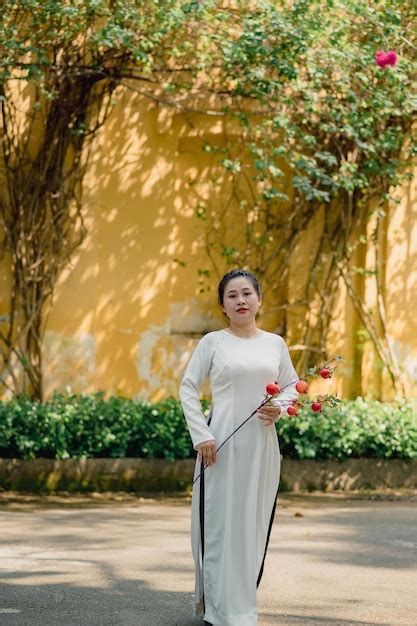 Mujer Vietnamita Con El Traje Nacional Ao Dai Retrato Foto Premium