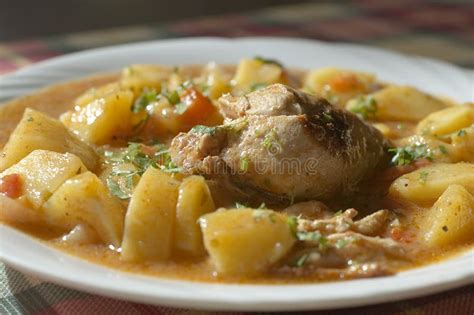 Ragoût De Poulet Avec Des Pommes De Terre Image stock Image du