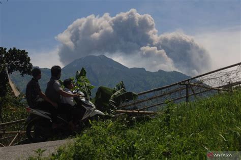 Longsoran Kubah Lava Barat Daya Merapi Menimbulkan Awan Panas Guguran