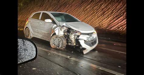 Carro colide em poste e derrama óleo na pista em Guabiruba