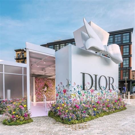 Dior Experiential Marketing Photo Inspo Event Booth Design