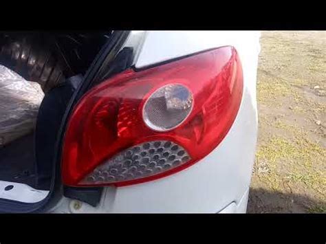 Cómo cambiar las luces traseras del Peugeot 207 Guía