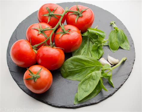 Best Homemade Fresh Tomato and Basil Sauce – Tasty Mediterraneo