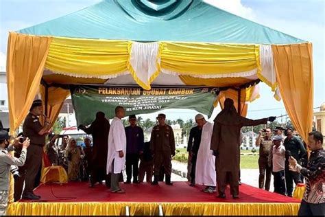 Pelanggar Syariat Islam Dicambuk Antara News Aceh