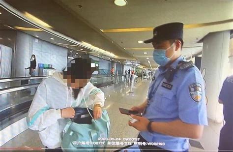 女子机场起贪念盗窃他人手机，出国登机前被警方抓获柴某航站楼行为人