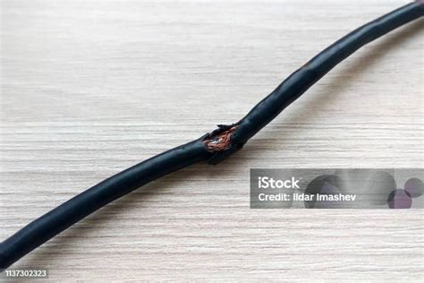 Kabel Listrik Hitam Rusak Di Meja Kayu Atau Latar Belakang Lantai Kabel