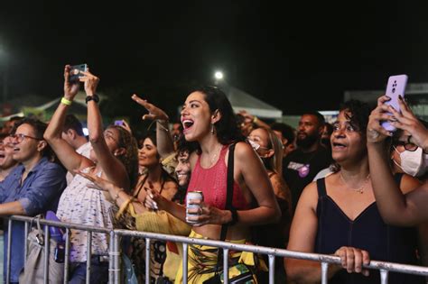 Mistura De Ritmos E Atra Es Na Pra A Do Carmo Atraem P Blico Diverso