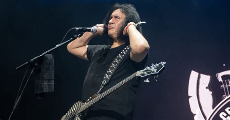 Por Que Gene Simmons Achou Que Ac Dc Era Uma Banda Gay Inicialmente Rock Not Cias