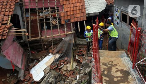 Hujan Deras Sebabkan Banjir Dan Longsor Di Bogor Rumah Rusak Foto