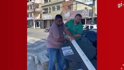 VÍDEO Vereador da Serra no ES arranca placa de trânsito e libera