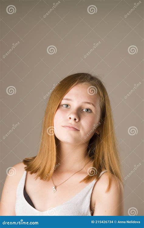 Portrait D une Jeune Fille Rousse Aux émotions Fières Et Arrogantes