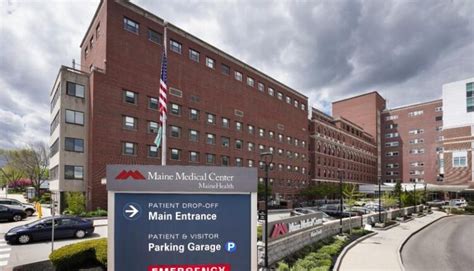 Mainehealth Maine Medical Center Entrance In Portland New England