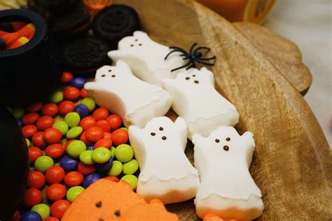 How To Create A Spooky Halloween Hot Cocoa Board