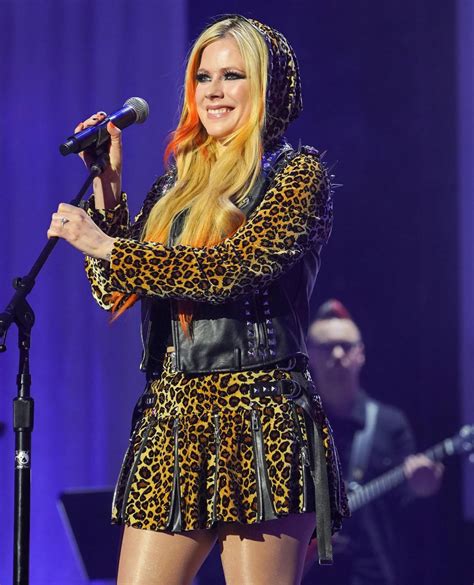 Avril Lavigne Announces Greatest Hits Tour With Simple Plan And More Us Weekly