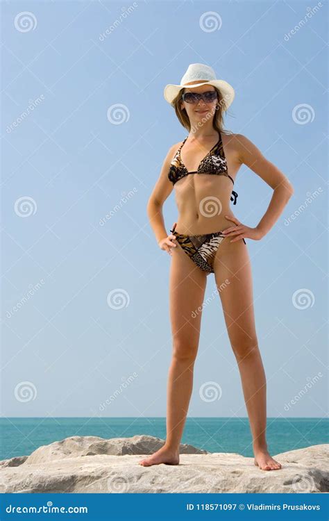 Donna In Bikini E Cappello Sulla Spiaggia Del Mare Di Estate