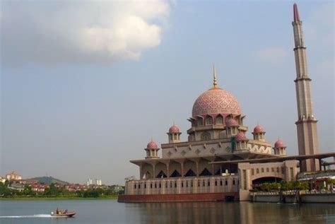 Masjid Putra Malaysia Masjid Terapung Di Atas Danau 1 Republika Online