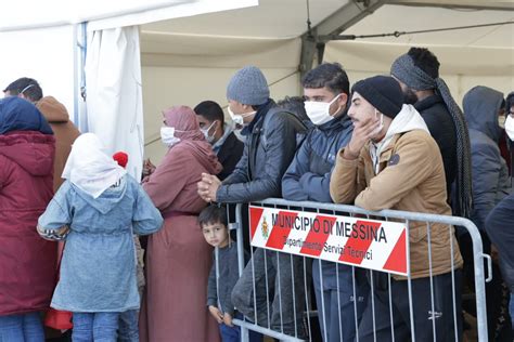 Sicilia Maxi Sbarco Da Migranti In Approdati A Messina