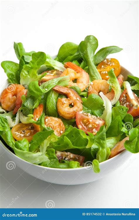 Salade De Crevette Avec Des Tomates Cerises Dans La Cuvette Photo Stock