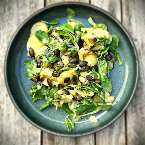 Steirischer Kartoffelsalat mit Feldsalat und Kürbiskernen