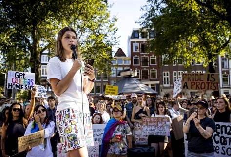 Protest Bij Homomonument Amsterdam Tegen Geweld Tegen Lhbti Ers