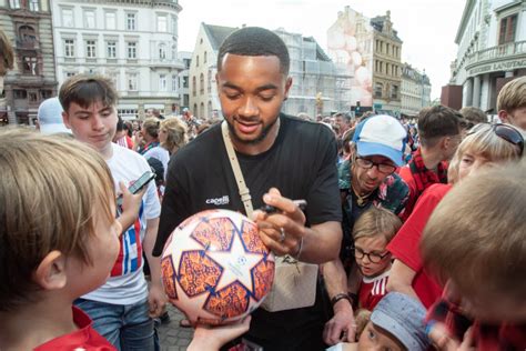 Bilderstrecke Zu SV Wehen Wiesbaden Aufstieg Von Fans Mit Sektduschen