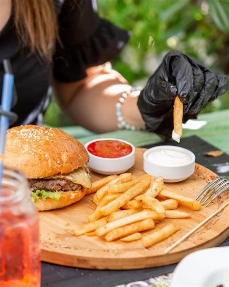 Burger Juteux Avec Ketchup Et Mayonnaise Frites Photo Gratuite