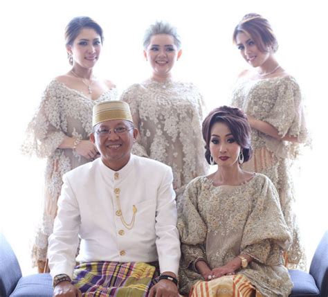 The Serene Baju Bodo by SVARNA by IKAT Indonesia Didiet Maulana | Bridestory.com