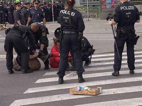 Video Zeigt Mutma Liche Polizeigewalt Wien Orf At