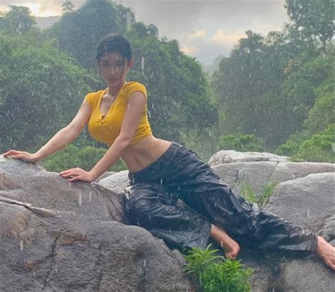 Thả dáng trong mưa hot girl khiến dân tình phải lập hội tìm info