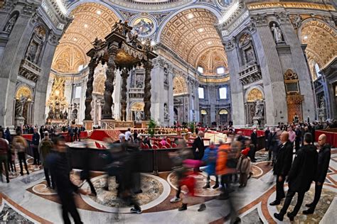 Benedicto Xvi Miles Desfilan Para Despedirlo En La Basílica De San Pedro