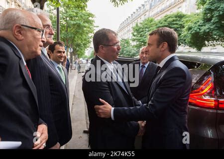 Le Pr Sident Fran Ais Emmanuel Macron A Accompagn Le Maire De Sainte